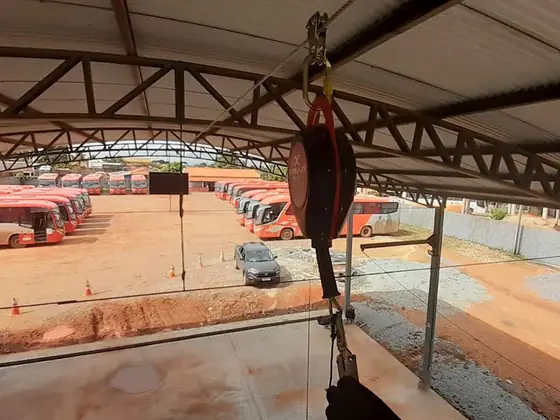Trava-quedas retrátil na linha de vida sob a cobertura de uma garagem de ônibus