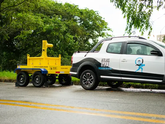 Anchor Truck amarelo engatado na picape da Atlas Safe, vista lateral