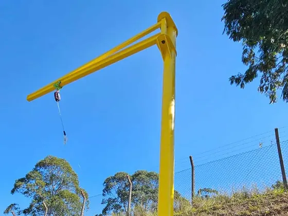 Monopórtico giratório amarelo com trava-quedas contra o céu azul