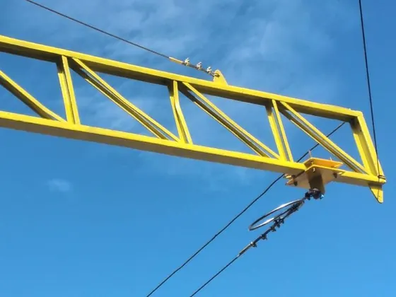 Braço em treliça amarela com cabo de aço e absorvedor de energia loop